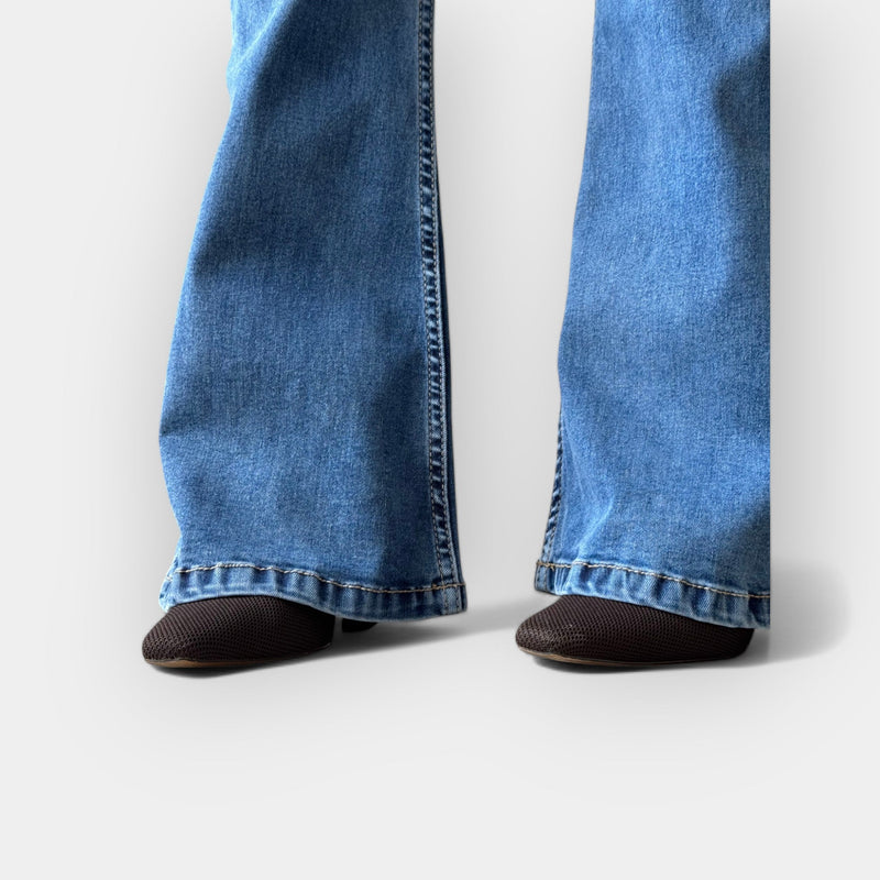 Džíny s vysokým pasem a rozšířenými nohavicemi