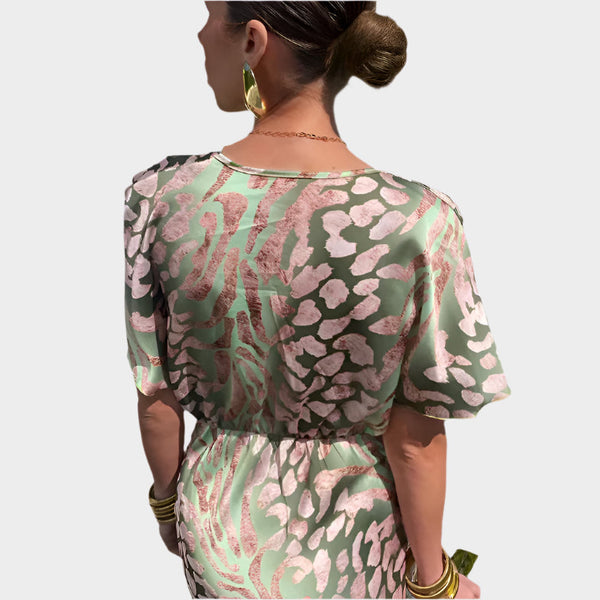 Šaty s lesklou texturou